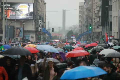 Beograd, 15.03.2025. - Deseci tisuća ljudi su, unatoč kiši, zaposjeli središnje ulice Beograda sudjelujući u protuvladinom prosvjedu "15. za 15." na koji je cijelu Srbiju pozvao studentski pokret, ali mnogi nisu uspjeli stići na početak prosvjeda u 16 sati jer je vlast na više načina opstruirala skup. Mnoštvo se okupilo ispred Skupštine Srbije, uz koju su od prijepodneva raspoređene jake policijske snage s opremom za razbijanje demonstracija, a policijskim kordonima okruženo je i službeno sjedište predsjednika Republike. Val prosvjeda u Srbiji potaknut je padom nadstrešnice na željezničkom kolodvoru 1. studenog prošle godine kada je poginulo 15 ljudi, a preuzeo ih je studentski pokret koji zahtijeva političku i kaznenu odgovornost vlasti, borbu protiv korupcije, učinkovit rad institucija bez političkog utjecaja, uređeno i pravedno društvo. foto HINA/ BETAPHOTO/MILOS MISKOV/ ml