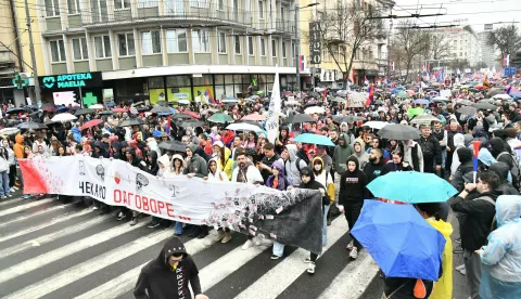 Beograd, 15.03.2025. - Deseci tisuća ljudi su, unatoč kiši, zaposjeli središnje ulice Beograda sudjelujući u protuvladinom prosvjedu "15. za 15." na koji je cijelu Srbiju pozvao studentski pokret, ali mnogi nisu uspjeli stići na početak prosvjeda u 16 sati jer je vlast na više načina opstruirala skup. Mnoštvo se okupilo ispred Skupštine Srbije, uz koju su od prijepodneva raspoređene jake policijske snage s opremom za razbijanje demonstracija, a policijskim kordonima okruženo je i službeno sjedište predsjednika Republike. Val prosvjeda u Srbiji potaknut je padom nadstrešnice na željezničkom kolodvoru 1. studenog prošle godine kada je poginulo 15 ljudi, a preuzeo ih je studentski pokret koji zahtijeva političku i kaznenu odgovornost vlasti, borbu protiv korupcije, učinkovit rad institucija bez političkog utjecaja, uređeno i pravedno društvo. foto HINA/ BETAPHOTO/Milan Ilic/ ml