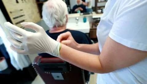 04.05.2020., Zagreb - Jurisiceva 12. Sve je spremno i po pravilima u frizerskom salonu i brijacnici Fes&Nobl prvi dan druge fazi popustanja mjera pandemije koronavirusa. Photo: Sanjin Strukic/PIXSELL