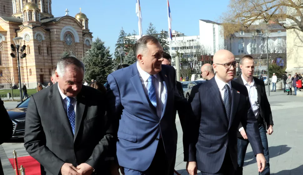 Banja Luka, 7.3.2025. - Srbijanski premijer u ostavci Milo? Vu?evi? u petak je u Banjoj Luci dao "apsolutnu potporu" ?elniku bosanskih Srba Miloradu Dodiku suo?enom s osu?uju?om presudom zbog neprovo?enja odluka visokog predstavnika, a sam Dodik je susret s Vu?evi?em iskoristio kako bi podr?ao sada?nju vlast u Srbiji. foto HINA/ TANJUG/ Vlada Republike Srbije/ Slobodan Miljevi?/ ua