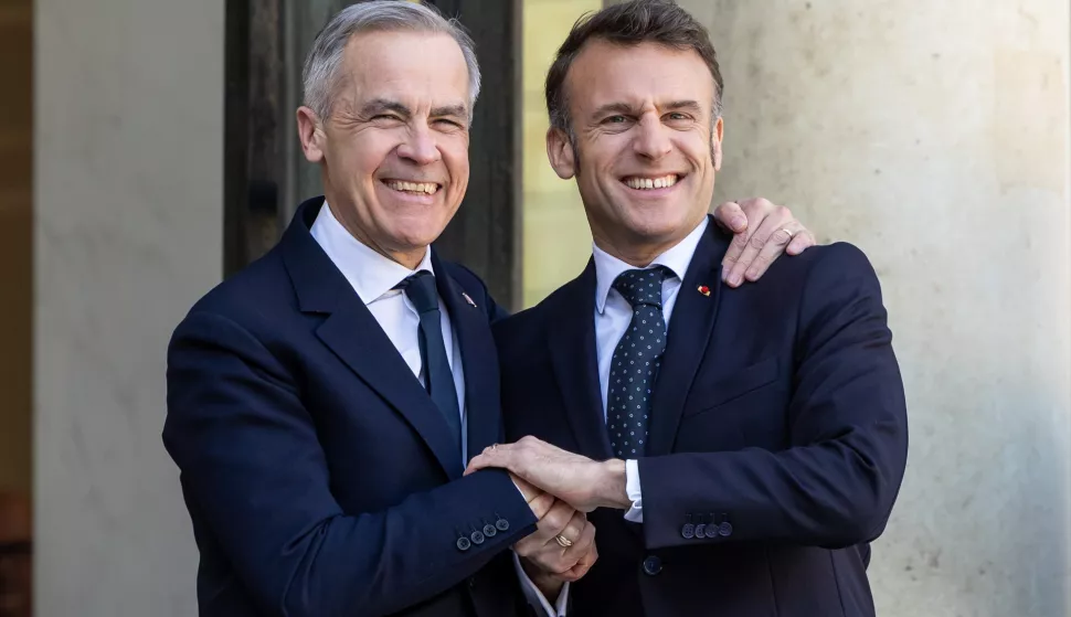 epa11969671 French President Emmanuel Macron (R) shakes hand with Canadian Prime Minister Mark Carney (L) at the Elysee Palace in Paris, France, 17 March 2025. EPA/CHRISTOPHE PETIT TESSON