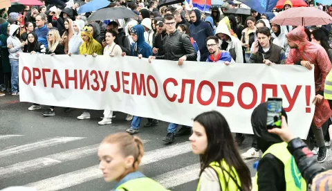 Beograd, 15.03.2025. - Deseci tisuća ljudi su, unatoč kiši, zaposjeli središnje ulice Beograda sudjelujući u protuvladinom prosvjedu "15. za 15." na koji je cijelu Srbiju pozvao studentski pokret, ali mnogi nisu uspjeli stići na početak prosvjeda u 16 sati jer je vlast na više načina opstruirala skup. Mnoštvo se okupilo ispred Skupštine Srbije, uz koju su od prijepodneva raspoređene jake policijske snage s opremom za razbijanje demonstracija, a policijskim kordonima okruženo je i službeno sjedište predsjednika Republike. Val prosvjeda u Srbiji potaknut je padom nadstrešnice na željezničkom kolodvoru 1. studenog prošle godine kada je poginulo 15 ljudi, a preuzeo ih je studentski pokret koji zahtijeva političku i kaznenu odgovornost vlasti, borbu protiv korupcije, učinkovit rad institucija bez političkog utjecaja, uređeno i pravedno društvo. foto HINA/ BETAPHOTO/Milan Ilic/ ml