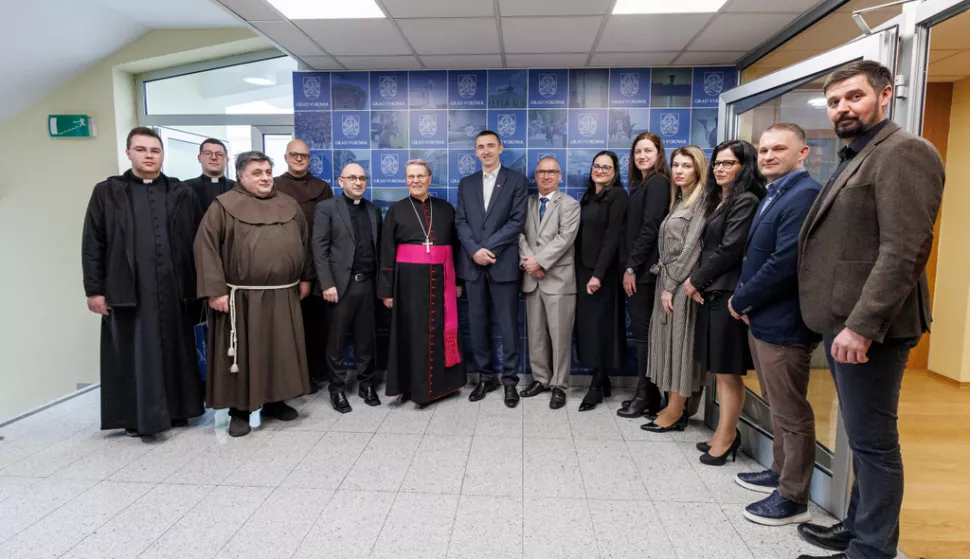 17. 3. 2025. - mons. Đuro Hranić I Ivan Penava u Vukovaru