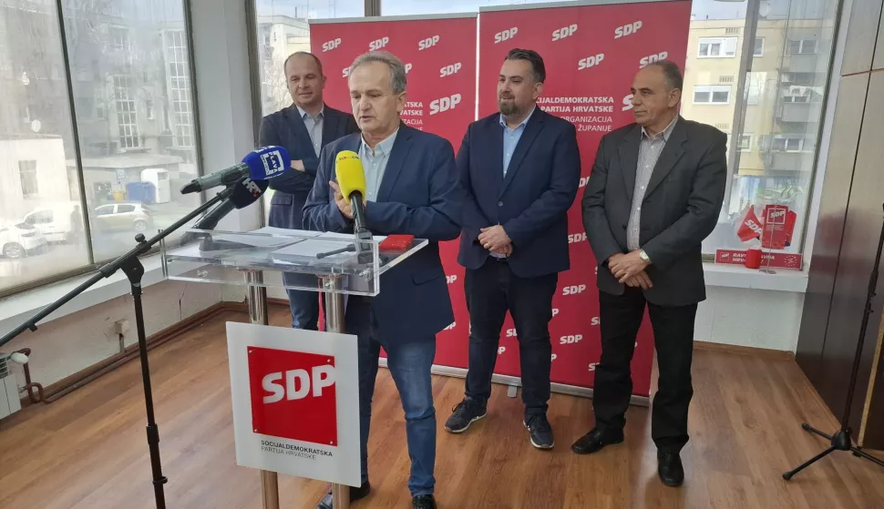 Virovitica, 17.03.2025. - SDP-ov saborski zastupnik Mate Vukušić predstavio se u ponedjeljak u Virovitici kao kandidat za župana Virovitičko- podravske županije kritizirajući vladajuću HDZ-ovu županijsku garnituru predvođenu Josipom Đakićem bez čijeg se odobrenja, kaže, nije moguće zaposliti. Na fotografiji Mate Vukušić. foto HINA/ Ozren ŠPIRANEC/ tm