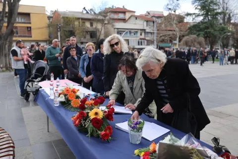 epa11969708 People cue to sign the book of condolence in honor of the victims who lost their lives in the fire in the 'Club Pulse' night club in Kocani, Republic of North Macedonia, 17 March 2025. A fire at a discotheque in Kocani in the early hours of 16 March 2025 claimed the lives of at least 59 people and left over 100 injured, according to initial reports from the Directorate for Protection and Rescue and the Center for Crisis Management. EPA/GEORGI LICOVSKI