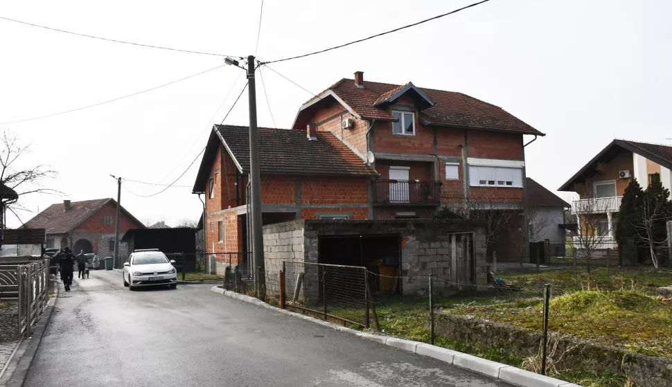 27.02.2025., Brcko (BiH): U kuci u Brckom pronadjeno 31 dijete, a sumnja se da su bila zrtve trgovine ljudima. Neka od njih su navodno i hrvatski drzavljani. Istraga je u tijeku, a do sada je privedeno osam osoba. Radmilo Ivanovic, v.d. tuziteljstva Brcko distrikta i susjeda Emina Alilovic. Photo: Ivica Galovic/ PIXSELL/PIXSELL