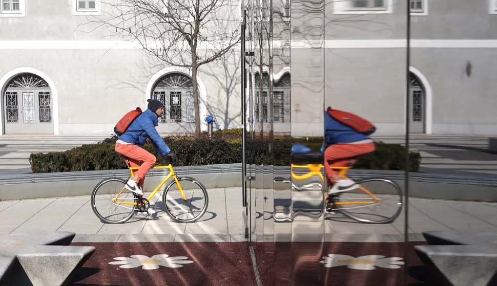 Osijek, 06. 02. 2025., Trg slobode, biciklist, refleksija, slobodnjak, slobodnjaciSNIMIO BRUNO JOBST