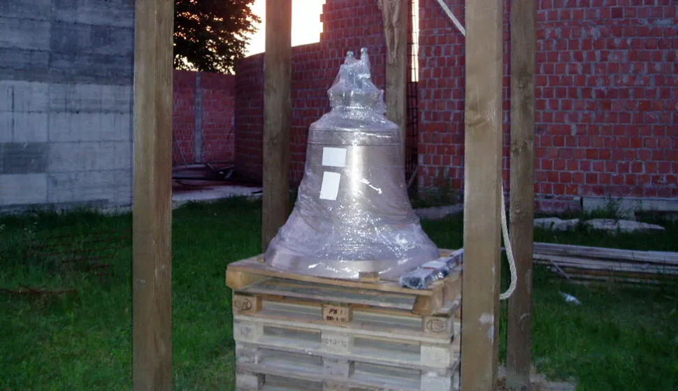 Ernestinovo: 16.09.2005stiglo zvono ali se crkva ne zidaSnimio:Dino Tijardovic