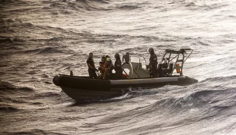 epa11938735 A handout photo made available by the Royal Australian Navy shows Royal Australian Navy vessel HMAS Choules rescuing a Lithuanian solo rowboat adventurer off the east Australian coast, 03 March 2025. A tropical cyclone off the east coast of Australia has halted Aurimas Mockus's solo quest to cross the Pacific Ocean. EPA/CPOIS HELEN FRANK/DEPARTMENT OF DEFENCE HANDOUT NO ARCHIVING, AUSTRALIA AND NEW ZEALAND OUTHANDOUT EDITORIAL USE ONLY/NO SALES