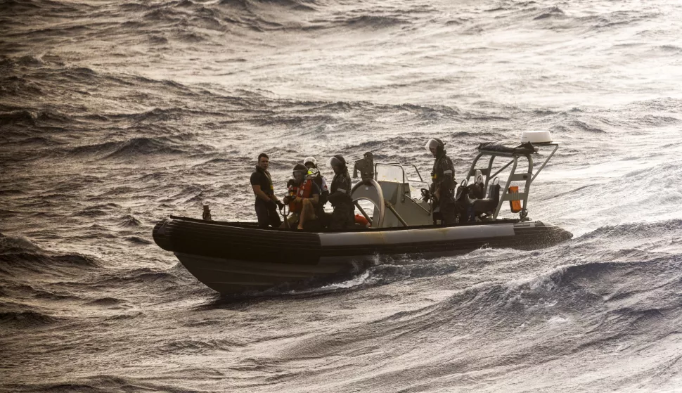 epa11938735 A handout photo made available by the Royal Australian Navy shows Royal Australian Navy vessel HMAS Choules rescuing a Lithuanian solo rowboat adventurer off the east Australian coast, 03 March 2025. A tropical cyclone off the east coast of Australia has halted Aurimas Mockus's solo quest to cross the Pacific Ocean. EPA/CPOIS HELEN FRANK/DEPARTMENT OF DEFENCE HANDOUT NO ARCHIVING, AUSTRALIA AND NEW ZEALAND OUTHANDOUT EDITORIAL USE ONLY/NO SALES