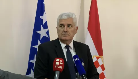 Mostar, 20.01.2025. - Predsjednik Hrvatskog narodnog sabora BiH Dragan Čović ocijenio je u ponedjeljak kako novi američki predsjednik Donald Trump neće u prioritetima imati BiH, naglasivši da će ključne odluke morati donositi domaći političari, a ne strane administracije i visoki međunarodni predstavnik. foto HINA/ Zoran KREŠIĆ/ tm