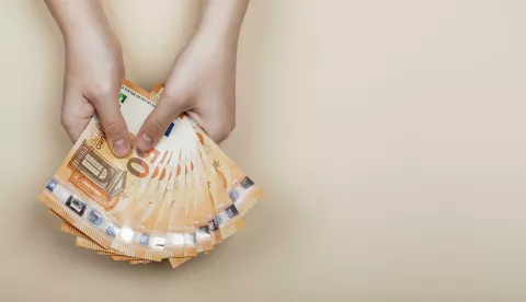 novac novac ilustracija ruka euro valuta money freepik