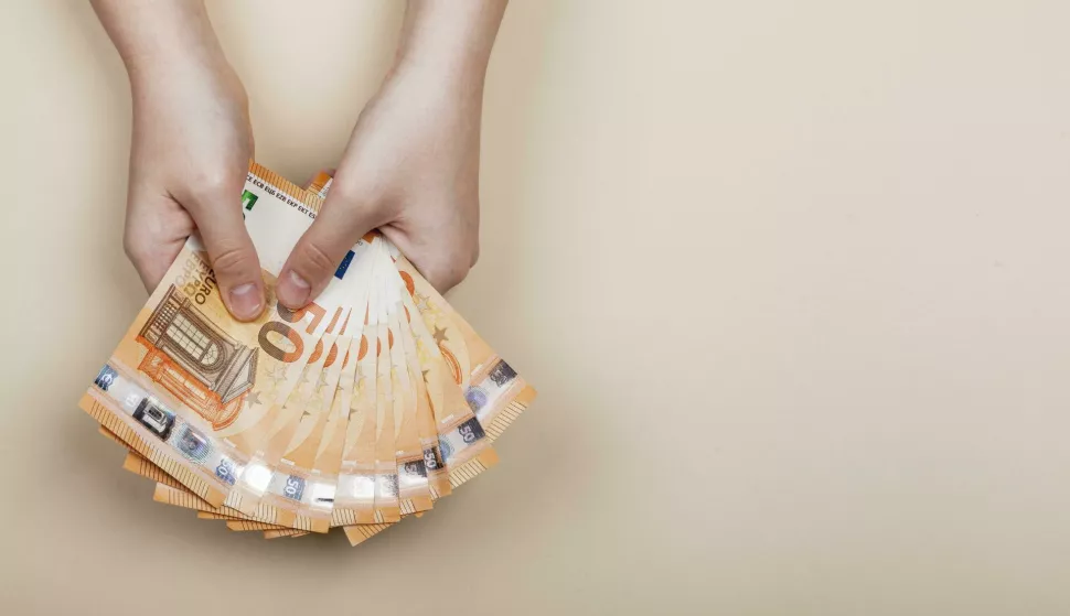 novac novac ilustracija ruka euro valuta money freepik