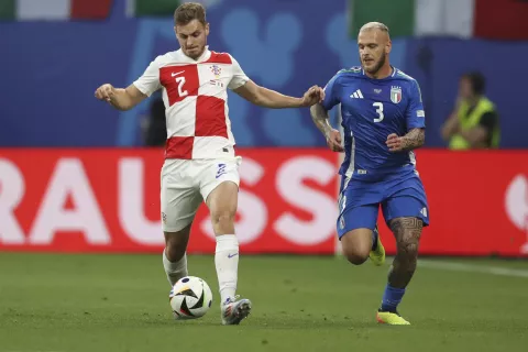Leipzig, 24.06.2024. - Utakmica 3. kola skupine B na EURU nogometaša Hrvatska - Italija. Na fotografiji Josip Stanišić, Frederico Dimarco. foto HINA/ Daniel KASAP/ lsd