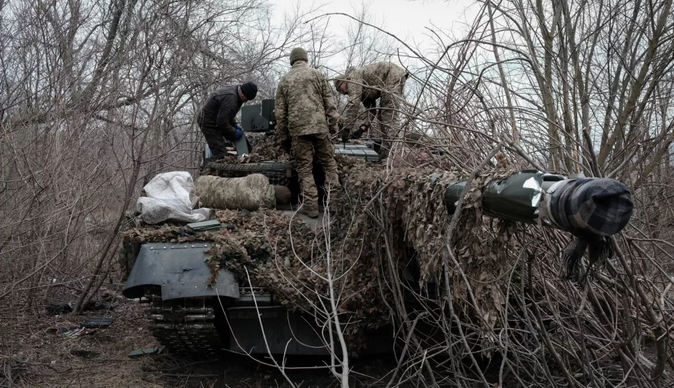 epa11956696 Members of the 157th Mechanized Brigade of the Ukrainian Army carry out repairs to explosive reactive armour (ERA) of a T-64 tank at an undisclosed position near the frontline in the Toretsk-Kostyantynivka area, Donetsk region, eastern Ukraine, 11 March 2025, amid the Russian invasion. The 'Nizh' ERA modules are box-shaped metal compartments filled with explosive plates. These plates, designed to detonate outward upon impact, disrupt anti-tank missiles protecting the tank's crew. EPA/MARIA SENOVILLA