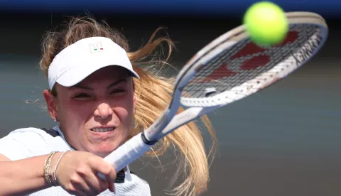 epa11900336 Donna Vekic of Croatia in action during her first round match against Sofia Kenin of USA at the Dubai Tennis Championships in Dubai, United Arab Emirates, 16 February 2025. EPA/ALI HAIDER