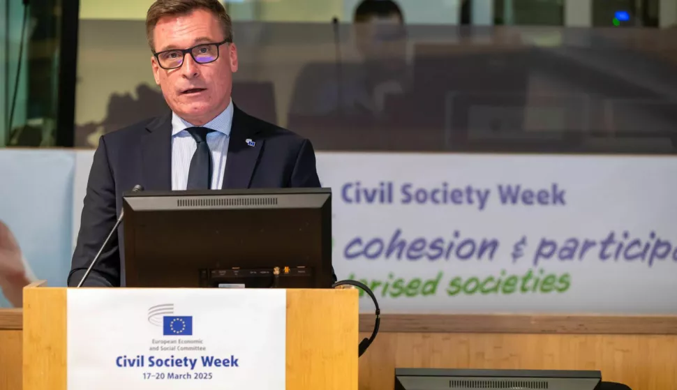Bruxelles, 17.3.2025.- Europski gospodarski i socijalni odbor (EGSO), savjetodavna institucija u Bruxellesu u kojoj sjedi 329 predstavnika sindikata, poslodavaca i nevladinih organizacija, upozorila je u ponedjeljak da bi pove?anje izdataka za naoru?anje moglo smanjiti izdatke za socijalna prava diljem Europe. Na slici Oliver Ropke, predsjednik EGSO-a, tijekom Tjedna civilnog dru?tva koji je po?eo u Bruxellesu. foto HINA/ EGSO/ ua
