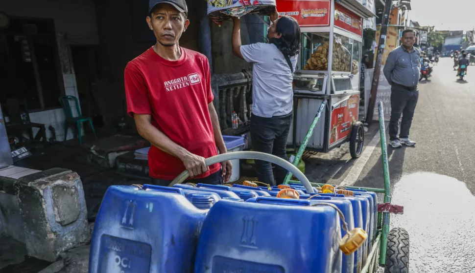 epa11973194 A vendor fills containers with clean water to be delivered to customers in Jakarta, Indonesia, 18 March 2025 (issued 19 March 2025). The clean water is sold for IDR 8,000 (0.44 Euro) per container to customers who live in coastal areas where access to clean water is limited. EPA/BAGUS INDAHONO