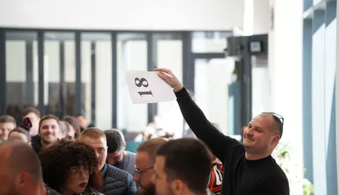 VINKOVCINa licitaciji je prodano svih 28 građevinskih zemljišta koje je Grad Vinkovci ponudio u prigradskom naselju Mirkovcima mladim obiteljima po iznimno povoljnim uvjetim, a kojoj se odazvalo 37 ponuditelja s ukupno 130 ponuda.ožujak 2025.