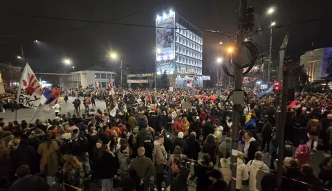 Ni?, 28.2.2025.- Tisu?e Ni?lija ispunile su u petak nave?er sredi?nje gradske ulice i ovacijama do?ekale studente i srednjo?kolce koji su iz desetaka srbijanskih gradova pje?a?ili, tr?ali ili biciklima stigli na veliki prosvjedni skup koji ?e sutra biti odr?an u Ni?u. Pred njih je postavljen crveni tepih, a pro?li su ispod simboli?nog slavoluka, popra?eni bakljama, povicima "studenti, studenti" i "pumpaj", pokli?em koji je postao motiviraju?i slogan studentskih prosvjeda. foto HINA/ HINA/FoNet/ Zoran Mr?a/ ua