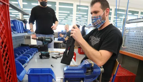 27.01.2022., Karlovac - Tvrtka HS Produkt u suradnji sa amrickim Sprinfieldom pocetkom 2022. godine plasirala je na americko trziste civilnu inacicu jurisne puske Hellion, radi se o poluatomatskoj verziji puske VHS-2, sa nekim preinakama, prilagodenoj zakonskim propisima da se prodaje na civilnom trzistu. Tijekom godine nova jurisna puska trebala bi biti dostupna i na Europskom te Hrvatskom trzistu pod nazivom VHS- 2S. Preporucena cijena za americko trziste je oko dvije tisuce dolara. Photo: Kristina Stedul Fabac/PIXSELL