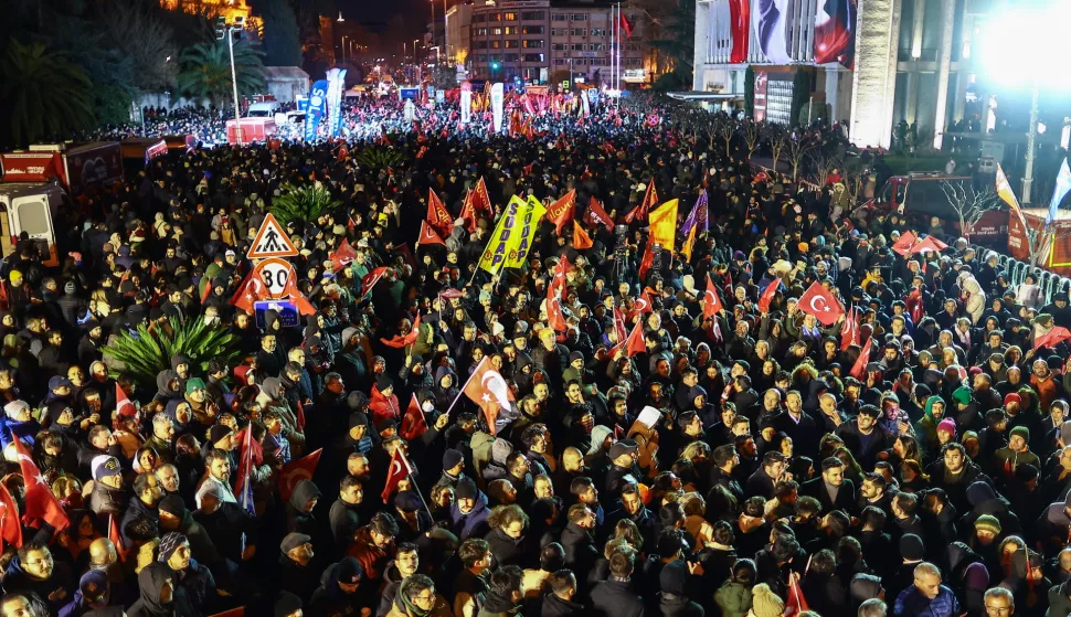 epa11974388 Supporters of Istanbul Mayor Ekrem Imamoglu shout slogans and wave flags as they rally in front of the Istanbul Municipality headquarters following the Istanbul Municipality's arrest of Imamoglu in Istanbul, Turkey, 19 March 2025. Turkish authorities detained Istanbul mayor Ekrem Imamoglu, of the oppositional Republican People's Party (CHP), along with 100 others on 19 March as part of an investigation into alleged corruption and terror links, according to a statement by the Istanbul chief public prosecutor. EPA/TOLGA BOZOGLU