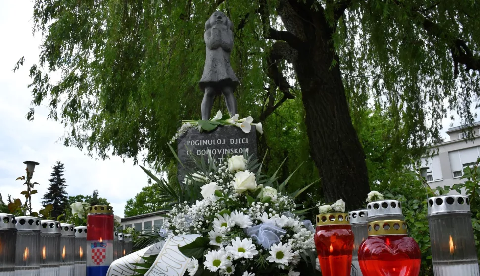 03.05.2020. Slavonski Brod - Avionskom bombom pogodjena obiteljska kuca u Kuhacevoj ulici, spomenik "Djevojcica", ispred Osnovne skole Hugo Badalic i Spomen-park "Prekinuto djetinjstvo" mjesta su prisjecanja na tuznu ratnu nedjelju u Slavonskom Brodu 3.svibnja 1992. godine, kada je u jednom danu poginulo cak sestero djece. Slavonski Brod i njegova okolica grad je s najvise djecjih zrtava u Domovinskom ratu, a poginulo je 28 neduznih djecaka i djevojcica. U Hrvatskoj je tijekom rata ukupno stradalo 402-je, a za njihova prekinuta djetinjstva nikada nitko nije odgovarao.Photo: Ivica Galovic/ PIXSELL