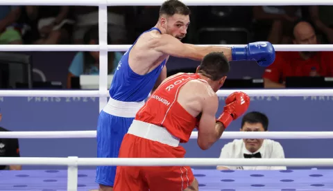 Pariz, 30.07.2024 - Jedini hrvatski boksač na Olimpijskim igrama u Parizu, 23-godišnji Gabrijel Veočić, izborio je plasman u četvrtfinale kategorije do 80 kg, svladavši azijskog prvaka Jordanca Huseina Iashaisha jednoglasnom odlukom bodovnih sudaca i došao do borbe za medalju. Na slici Gabrijel Veočić i Hussein Iashaish.foto HINA/ Damir SENČAR/ ds