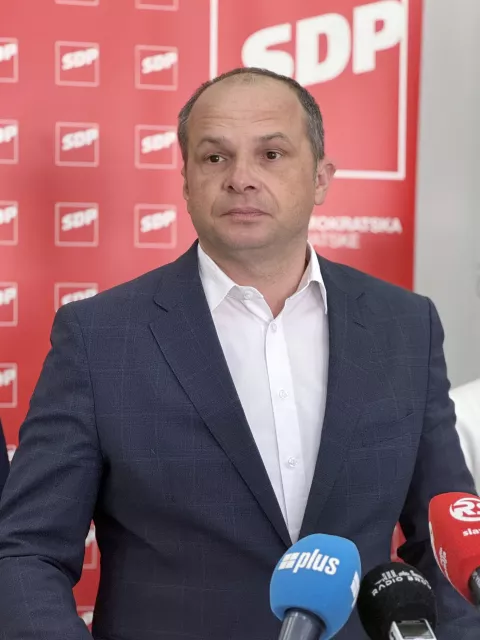 Slavonski Brod, 20.03.2025 - Predsjednik SDP-a Hrvatske Sini?a Hajda? Don?i? odr?ao je konferenciju za medije na kojoj je predstavio SDP-ovu kandidatkinju za ?upanicu Brodsko-posavske ?upanije Ivanu Ribari? Majanovi?. foto HINA/Irena VUKAS ?UFALAR/ ik 