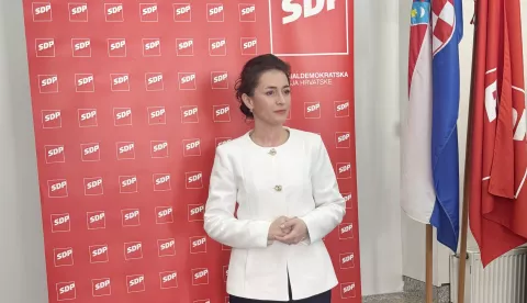Slavonski Brod, 20.03.2025 - Predsjednik SDP-a Hrvatske Sini?a Hajda? Don?i? odr?ao je konferenciju za medije na kojoj je predstavio SDP-ovu kandidatkinju za ?upanicu Brodsko-posavske ?upanije Ivanu Ribari? Majanovi? (na slici). foto HINA/Irena VUKAS ?UFALAR/ ik 