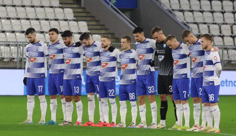 Osijek, 20. 12. 2024, Opus Arena, nogomet, SuperSport HNL 24/25, Osijek - Istra. Minuta šutnje.snimio GOJKO MITIĆ