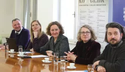 Zagreb, 20.03.2025. - U Ministarstvu kulture i medija predstavljen je program Koncertnog ciklusa Hrvatske - KONCI.HR Hrvatske udruge glazbenih organizatora (HUGO). Projekt su predstavili: ministrica kulture i medija Nina Obuljen Koržinek i predstavnici HUGO-a i projektnih partnera, predsjednica HUGO-a Dina Bušić, glavni tajnik HUGO-a Marin Kaporelo, voditeljica radnje jedinice glazba HRT-a Ivana Kocelj i ravnatelj kulturnog centra Osijek Ivan Kristijan Majić. Na fotografiji (L-D) Marin Kaporelo, Diana Bušić, Nina Obuljen Koržinek, Ivana Kocelj i Ivan Kristijan Majić. foto HINA /Zvonimir KUHTIĆ/ kuzo