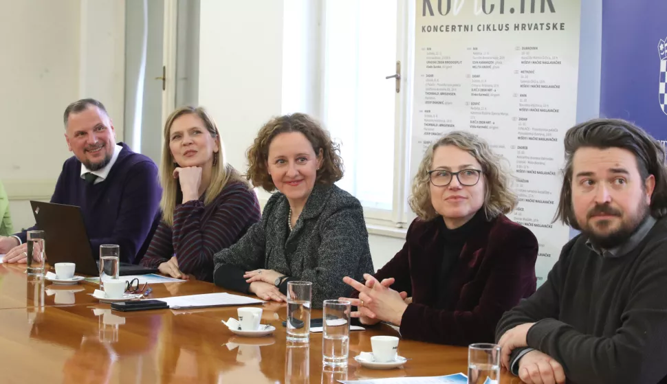 Zagreb, 20.03.2025. - U Ministarstvu kulture i medija predstavljen je program Koncertnog ciklusa Hrvatske - KONCI.HR Hrvatske udruge glazbenih organizatora (HUGO). Projekt su predstavili: ministrica kulture i medija Nina Obuljen Koržinek i predstavnici HUGO-a i projektnih partnera, predsjednica HUGO-a Dina Bušić, glavni tajnik HUGO-a Marin Kaporelo, voditeljica radnje jedinice glazba HRT-a Ivana Kocelj i ravnatelj kulturnog centra Osijek Ivan Kristijan Majić. Na fotografiji (L-D) Marin Kaporelo, Diana Bušić, Nina Obuljen Koržinek, Ivana Kocelj i Ivan Kristijan Majić. foto HINA /Zvonimir KUHTIĆ/ kuzo