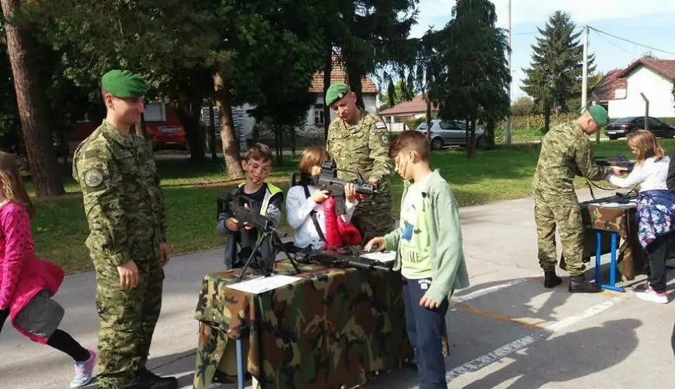 VINKOVCIU vojarni 5. gardijske brigade Slavonski sokolovi u Vinkovcima obilježena je 18. obljetnica ustrojavanja Gardijske oklopno-mehanizirane brigade Hrvatske kopnene vojske, nastale spajanjem legendarnih brigada, Sokolova, Puma i Kuna. Gardijska oklopno-mehanizirana brigada danas je ključna postrojba Hrvatske vojske, a njezini vojnici ponos Slavonije i cijele Hrvatskeožujak 2025.