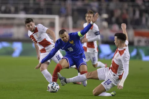 Split, 20.03.2025. - Prvi dvoboj ?etvrtfinala nogometne Lige nacija Hrvatska - Francuska. Na slici Martin Baturina, Kylian Mbappe i Ivan Peri?i?. foto HINA/ Mario STRMOTI?/ ua