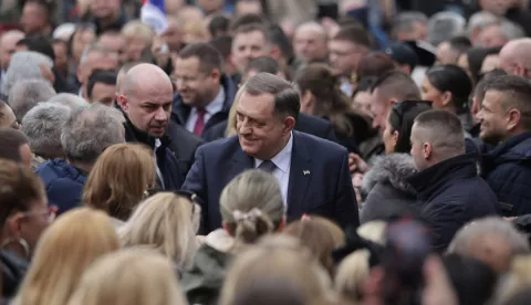 Banja Luka, 26.2.2025.- U obra?anju na skupu potpore u sredi?tu Banja Luke nakon prvostupanjske presude, predsjednik Republike Srpske Milorad Dodik najavio je u srijedu poduzimanje odlu?nih politi?kih koraka kojim ?e se odbaciti presuda, te zabraniti rad dr?avnih pravosudnih i sigurnosnih institucija na podru?ju toga entiteta. foto HINA/ TANJUG/ FOTO SRNA/ BORISLAV ZDRINJ/ ua