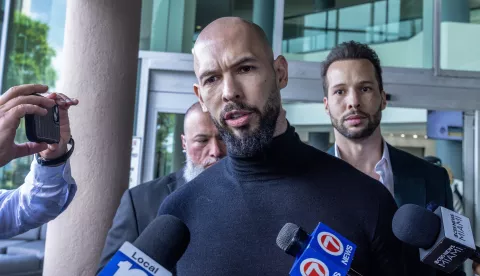 epa11928430 Former professional kickboxer and social media influencer Andrew Tate (C) speaks with the media as he and his brother Tristan (R) arrive at Fort Lauderdale Airport in Fort Lauderdale, Florida, USA, 27 February 2025. The Tate brothers were arrested in 2022 in Romania on charges of human trafficking and intention to form an organized crime group. The brothers landed in the US on 27 February after Romanian prosecutors agreed to let them leave. EPA/CRISTOBAL HERRERA-ULASHKEVICH