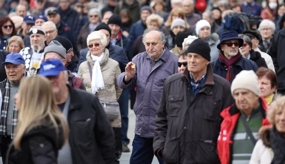 Zagreb, 01.03.2025 - Prosvjed "Protiv siromaštva, korupcije, kriminala i pohlepe" u organizaciji Bloka umirovljenici zajedno (BUZ) na Trgu bana Jelačića u Zagrebu.foto HINA/ Damir SENČAR/ ds
