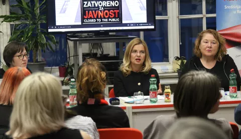 Osijek, 21. 03. 2025, Studijska čitaonica GISKO, tribina Udruge Adela - "Granice kućnog praga - što imamo a što nemamo pravo znati na suđenjima za nasilje nad ženama?" - povod ubojstvo Mihaele Berkak i presuda Smažilu. Maja Celing Celić, Zlata Đurđević i Snježana Pavić.snimio GOJKO MITIĆ