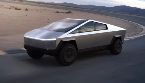 Unatoč fijasku na predstavljanju Teslinog kamioneta naručeno 150 tisuća primjerakaTESLA  ELEKTRIČNI ATUOMOBIL 24.11.2019. 12:37Izvor:HinaZAGREB, 24. studenoga 2019. (Hina) - Nakon što je na predstavljanju novog Teslinog kamioneta dva puta razbijeno njegovo "neprobojno" staklo, isti je kamionet naručen gotovo 150 tisuća puta, prenosi u nedjelju BBC.Vlasnik Tesle Elon Musk predstavljao je novi "Cybertruck" futurističkog izgleda, te je na pozornici djelatnik njegove firme bacanjem metalne loptice u staklo kamioneta htio pokazati kako se metalno staklo ne može razbiti. Međutim, staklo je puklo, i to dva puta.Dionice Tesle izgubile su 6, 1 posto vrijednosti nakon tog događaja u četvrtak, a Muskovo bogatstvo smanjilo se za 768 milijuna dolara u jednom danu, prema podacima Forbesa. "146 tisuća narudžbi Cybertrucka do sada", napisao je u subotu na Twitteru Ellon Musk i dodao da je to uspio bez oglašavanja.Analitičari smatraju da će Cybertruck najranije biti pušten u promet krajem 2021.Površina Cybertrucka izrađena je od legure nehrajućeg čelika, a kamionet će moći postići brzinu od 100 kilometara na sat u tri sekunde, rekao je Musk tijekom predstavljanja modela u kalifornijskom Hawthorneu. Neki su analitičari primijetili da kamionet podsjeća na vozilo DeLorean iz kultnog serijala Povratak u budućnost. Prema platformi za prodaju vozila Edmunds, veliki kamioneti činili su 14, 4 posto prodaje novih automobila u SAD-u do listopada, što je porast u usporedbi s 12, 6 posto iz 2015.