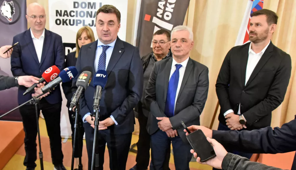 Vukovar, 22.03.2025.U hotelu Lav, konferenciju za medije, održao predsjednik stranke Dom i nacionalno okupljanje (DOMINO) Mario Radić, povodom predstavljanja kandidature za Vukovarsko-srijemsku županiju za župana Nikolu Kajkića i za dožupana Franju Šoljića, te osnivačke skupštine podružnice stranke Dom i nacionalno okupljanje za Vukovarsko-srijemsku županiju.Foto: Gordan Panić