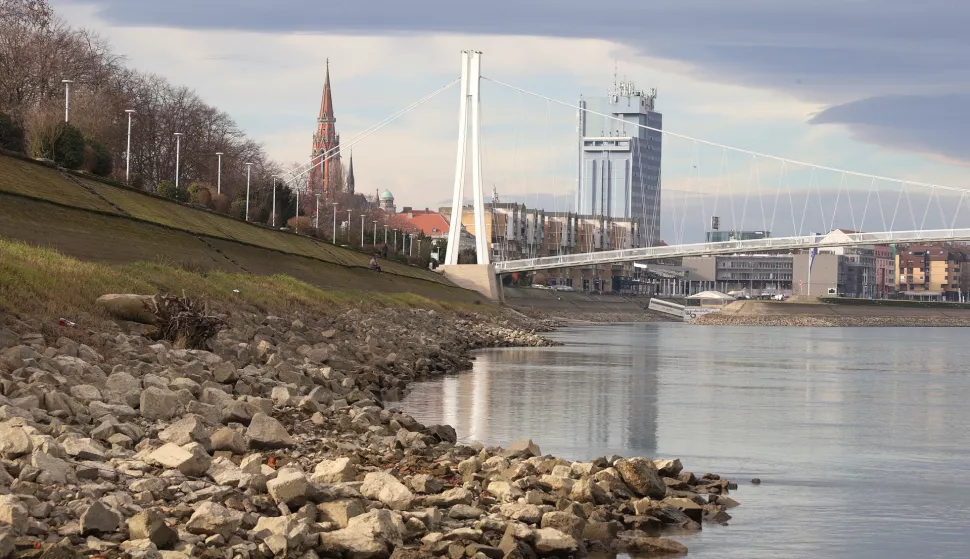 Osijek, 28. 01. 2025., most, konkatedrala, hotel Osijek, Drava, rijeka Drava, vodostaj, nizak vodostaj, oblaci, oblak, južina, slobodnjak, slobodnjaciSNIMIO BRUNO JOBST