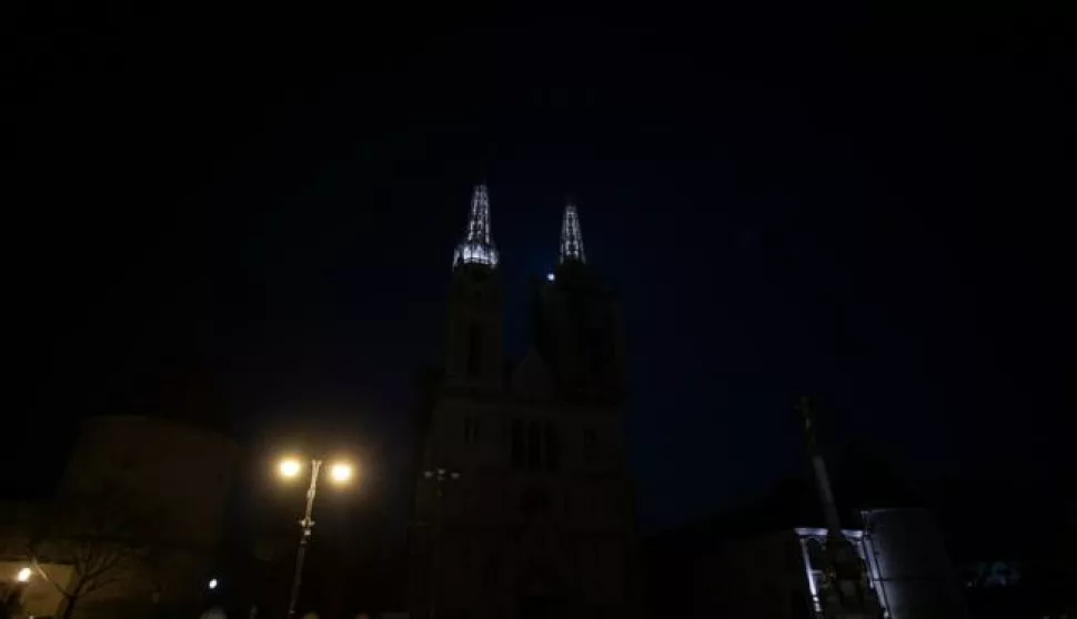 27.03.2021., Zagreb - Svjetska organizacija za zastitu prirode Satom za planet Zemlju od 2007. nastoji tamom probuditi gradjane svijeta i upozoriti ih da je zadnji trenutak da poduzmemo nesto kako bismo zaustavili prekomjerno trosenje Zemljinih resursa. Gasenje svijetala na zagrebackoj Katedrali.Photo: Davor Puklavec/PIXSELL