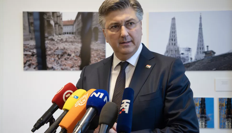 Zagreb, 17.03.2025 - Otvaranje izložbe Hininih fotografija ''5 g./ 5.5 ML/R'', u povodu pete godišnjice zagrebačkog potresa i završetka obnove sjedišta HINA-e. Izložba obuhvaća 58 fotografija Hininih fotoreportera podijeljenih u tri cjeline - posljedice zagrebačkog i petrinjskog potresa 2020. godine te obnovu kuće Heinzel, zgrade HINA-e, koja je ujedno i zaštićeno kulturno dobro. Izložbu će otvoriti predsjednik Vlade RH Andrej Plenković, u nazočnosti ministra graditeljstva Branka Bačića i ministrice kulture i medija Nine Obuljen Koržinek. Na slici predsjednik Vlade Andrej Plenković dao je izjavu za medije.foto HINA/ Damir SENČAR/ ds