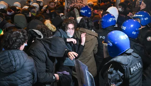 epa11975211 Turkish riot police block student supporters of Istanbul Mayor Ekrem Imamoglu, as they march to Middle East Technical University (METU) following the Istanbul Municipality's arrest of Imamoglu, in Ankara, Turkey, 19 March 2025. Turkish authorities detained Istanbul mayor Ekrem Imamoglu, of the oppositional Republican People's Party (CHP), along with 100 others on 19 March as part of an investigation into alleged corruption and terror links, according to a statement by the Istanbul chief public prosecutor. EPA/NECATI SAVAS