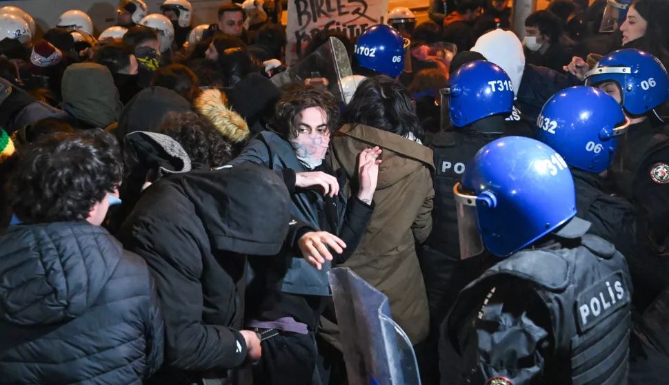 epa11975211 Turkish riot police block student supporters of Istanbul Mayor Ekrem Imamoglu, as they march to Middle East Technical University (METU) following the Istanbul Municipality's arrest of Imamoglu, in Ankara, Turkey, 19 March 2025. Turkish authorities detained Istanbul mayor Ekrem Imamoglu, of the oppositional Republican People's Party (CHP), along with 100 others on 19 March as part of an investigation into alleged corruption and terror links, according to a statement by the Istanbul chief public prosecutor. EPA/NECATI SAVAS