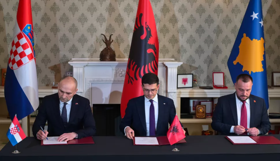 Tirana, 18.03.2025 - Hrvatska, Albanija i Kosovo potpisali su deklaraciju o ja?anju obrambene suradnje koja bi trebala pridonijeti sigurnosti jugoistoka Europe, priop?ilo je ministarstvo obrane (MORH) u utorak. Deklaraciju su u Tirani potpisali ministri obrane triju zemalja Ivan Anu?i?, Pirr Vengu i Ejup Maqedonci. foto HINA/ MORH/ F. KLEN/ ik