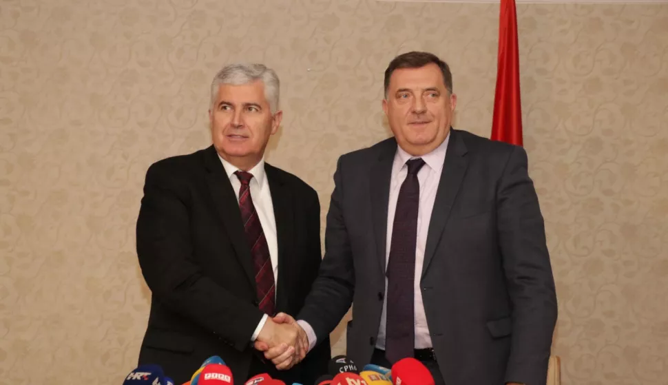 Sarajevo, 12.11.2018 - Predsjednik HDZ BiH Dragan Čović i Saveza nezavisnih socijaldemokrata (SNSD) Milorad Dodik potvrdili su u ponedjeljak kako će njihove stranke nastaviti dosadanju suradnju i koalirati pri uspostavi nove vlasti u Bosni i Hercegovini na temelju rezultata izbora provedenih u listopadu. Čović i Dodik predvodili su izaslanstva dvije stranke na pregovorima vođenim tijekom dana u Istočnom Sarajevu, a nakon toga novinarima su kazali kako je postignut dogovor i o koaliranju i o zajedničkim politikama koje bi trebalo provoditi u iduće četiri godine.foto HINA/ FENA/Almir Razić/ ua