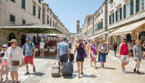 10.07.2017., Dubrovnik - "Uzareni" dan u Dubrovniku. Visoke temperature ne smetaju puno turistima premda se traze mjesta s vise hlada i nezaobilazno osvjezenje na gradskim fontanama. Photo: Grgo Jelavic/PIXSELL------1 stupac colornovosti