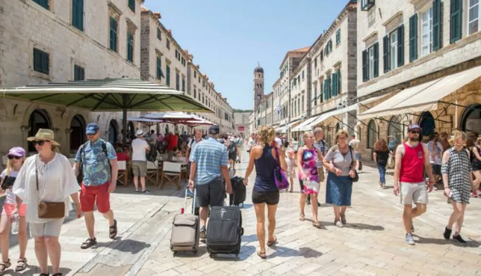 10.07.2017., Dubrovnik - "Uzareni" dan u Dubrovniku. Visoke temperature ne smetaju puno turistima premda se traze mjesta s vise hlada i nezaobilazno osvjezenje na gradskim fontanama. Photo: Grgo Jelavic/PIXSELL------1 stupac colornovosti